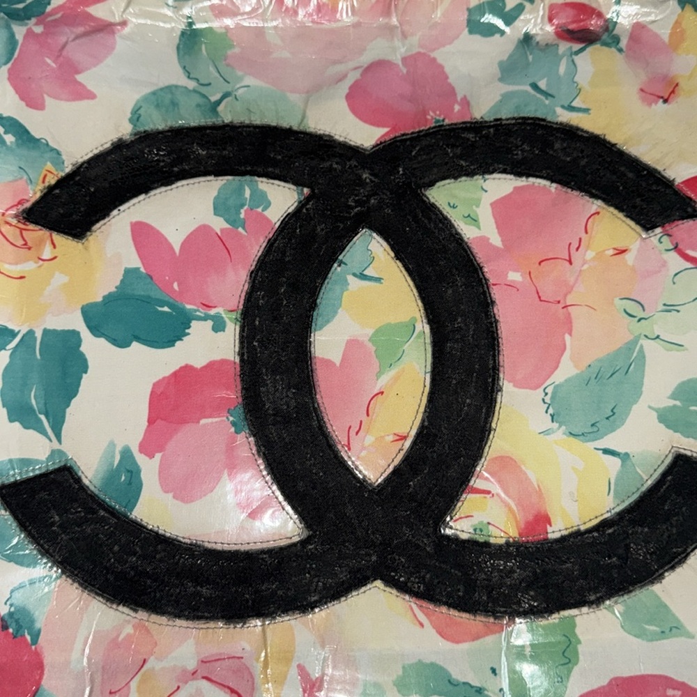 Preloved Chanel white floral vinyl tote bag has a clear plastic resin handles. - Picture 8 of 15